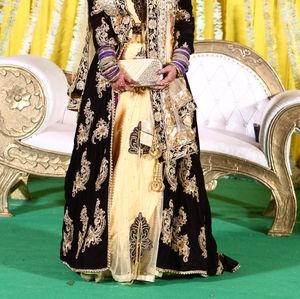 Tail Cut Gown Wit Soft Velvet Koti Wit 